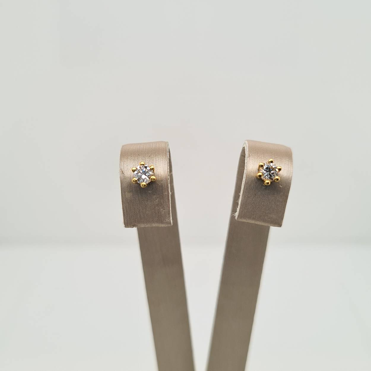 Prachtige 18 karaat gouden oorsieraden met diamant, 0.2crt. 