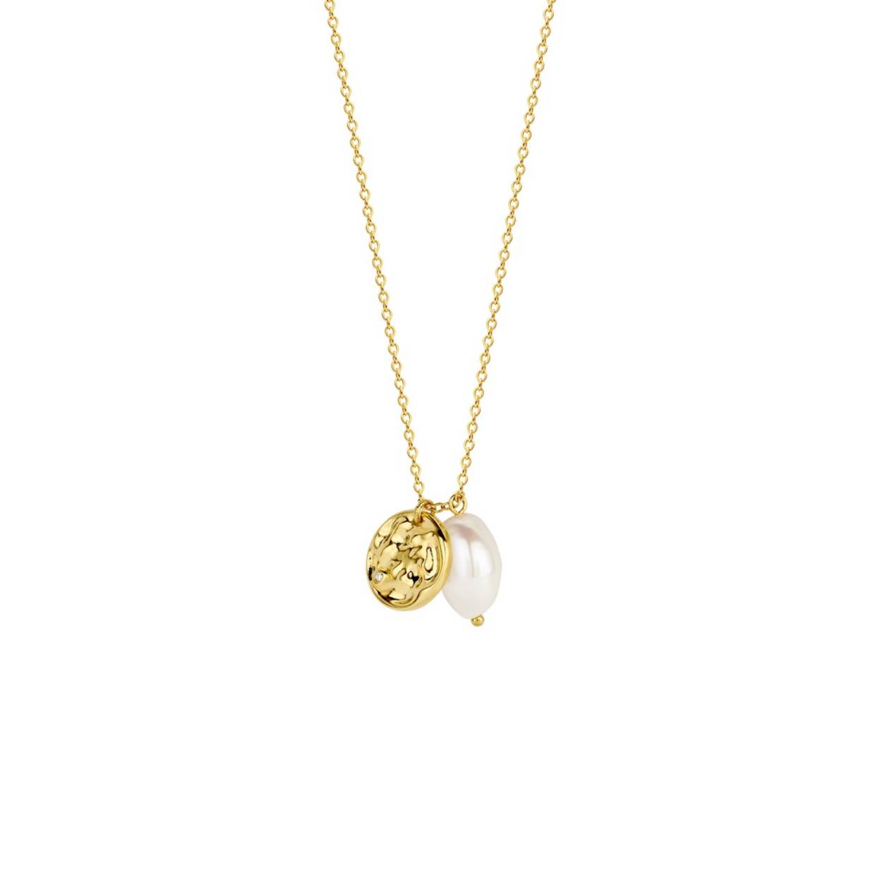 Geïnspireerd door Coco Chanel, symbool van tijdloze Franse flair en een van de meest invloedrijke vrouwen van de 20e eeuw. Een gehamerde amulethanger met 1x witte diamant en barokparel.