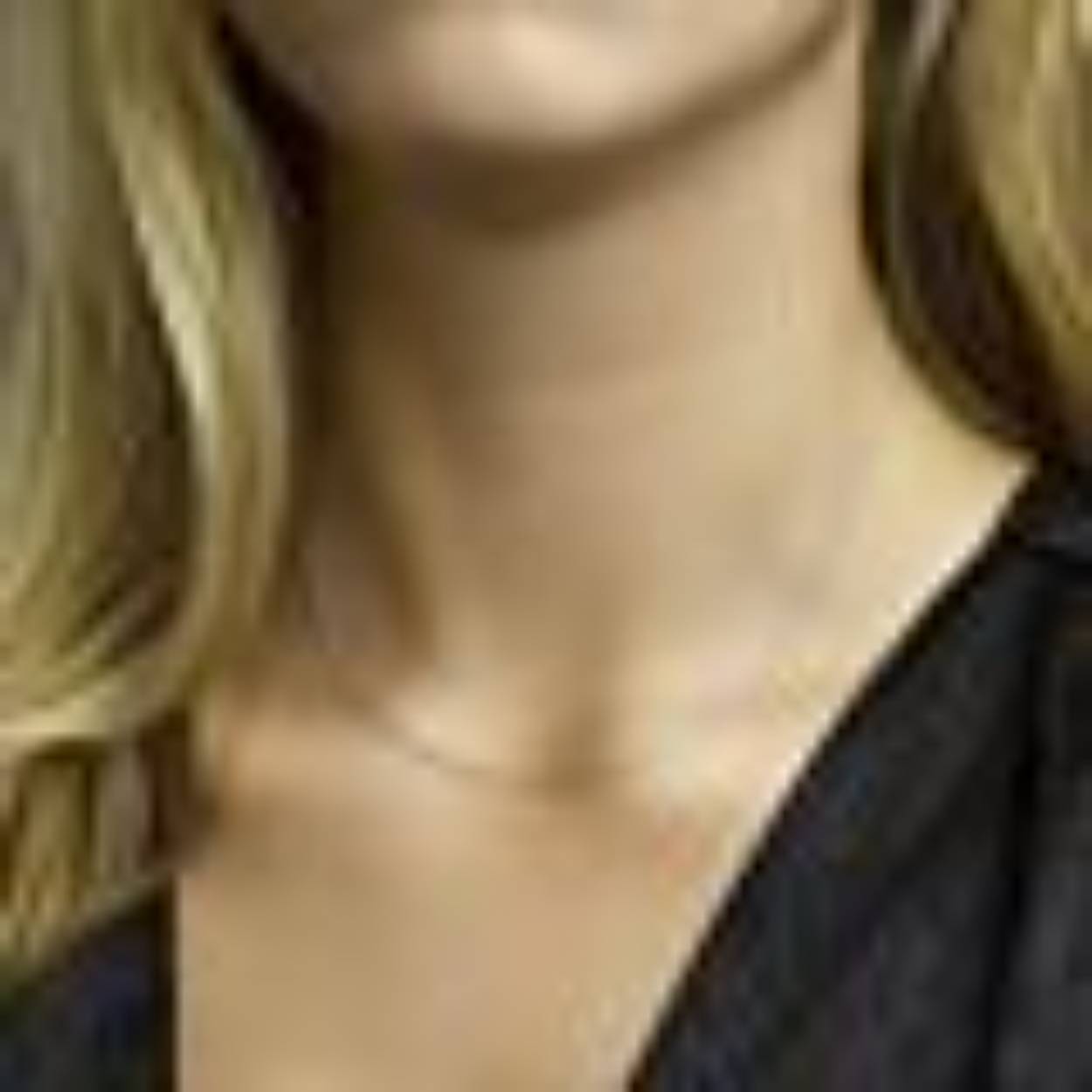 Witgouden collier met geslepen anker schakel. 
