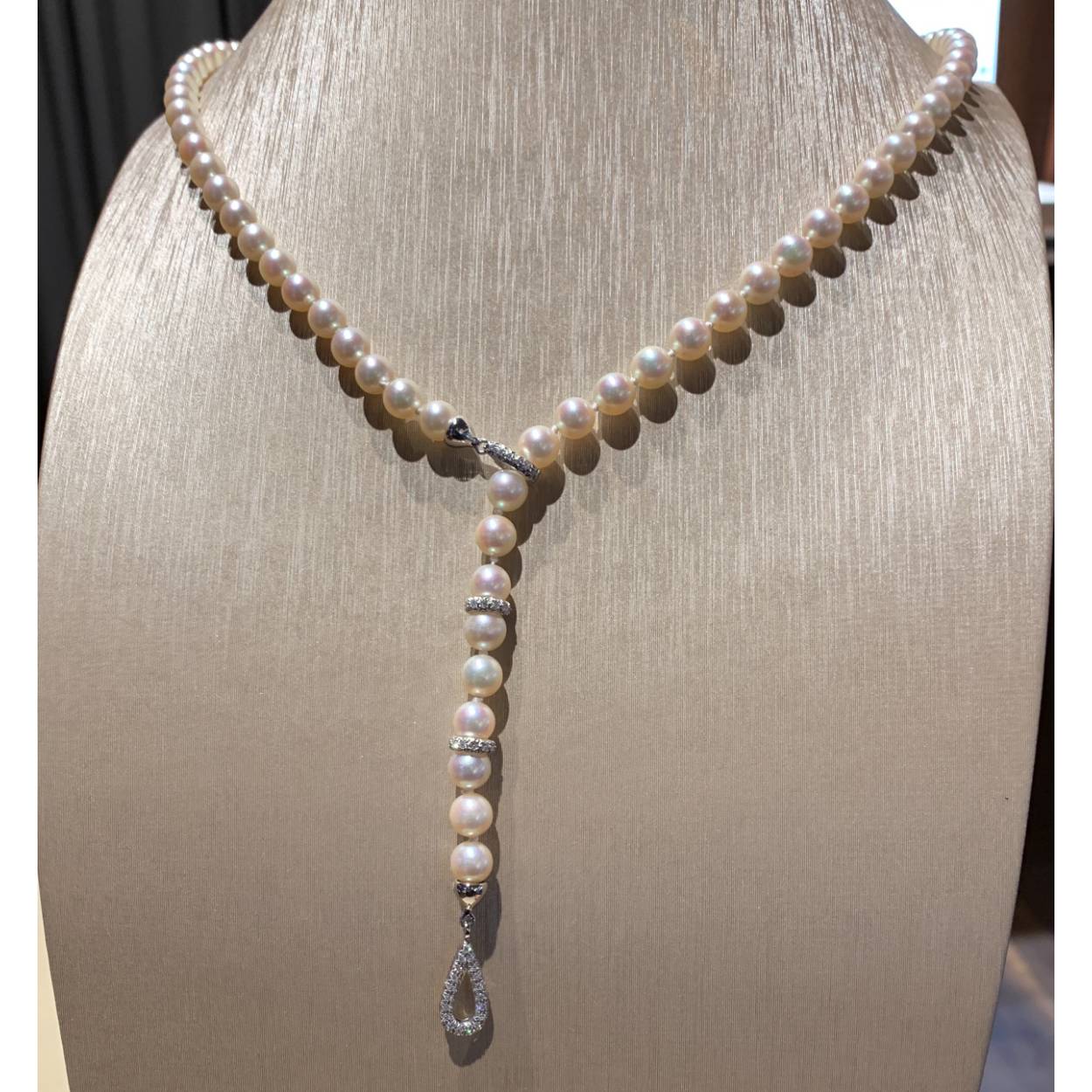 COLLIER PERLES D'EAU DOUCE  OR BLANC 18K ET DIAMANTS 0.95 GVS1 , 60cm 