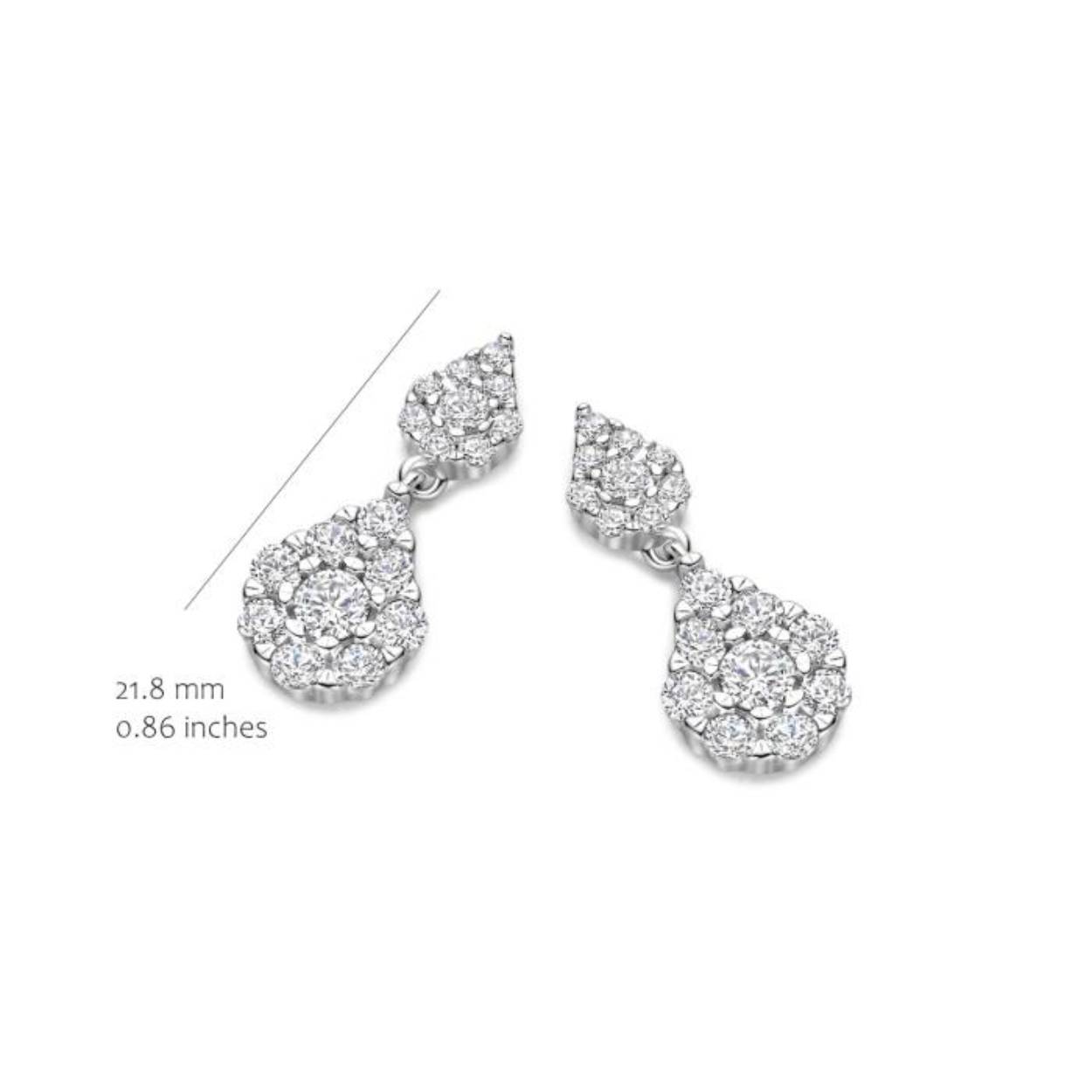 De oorhangers zijn vervaardigd in zilver . de oorhanger heeft een ovale vorm die gezet is met zirkonium.