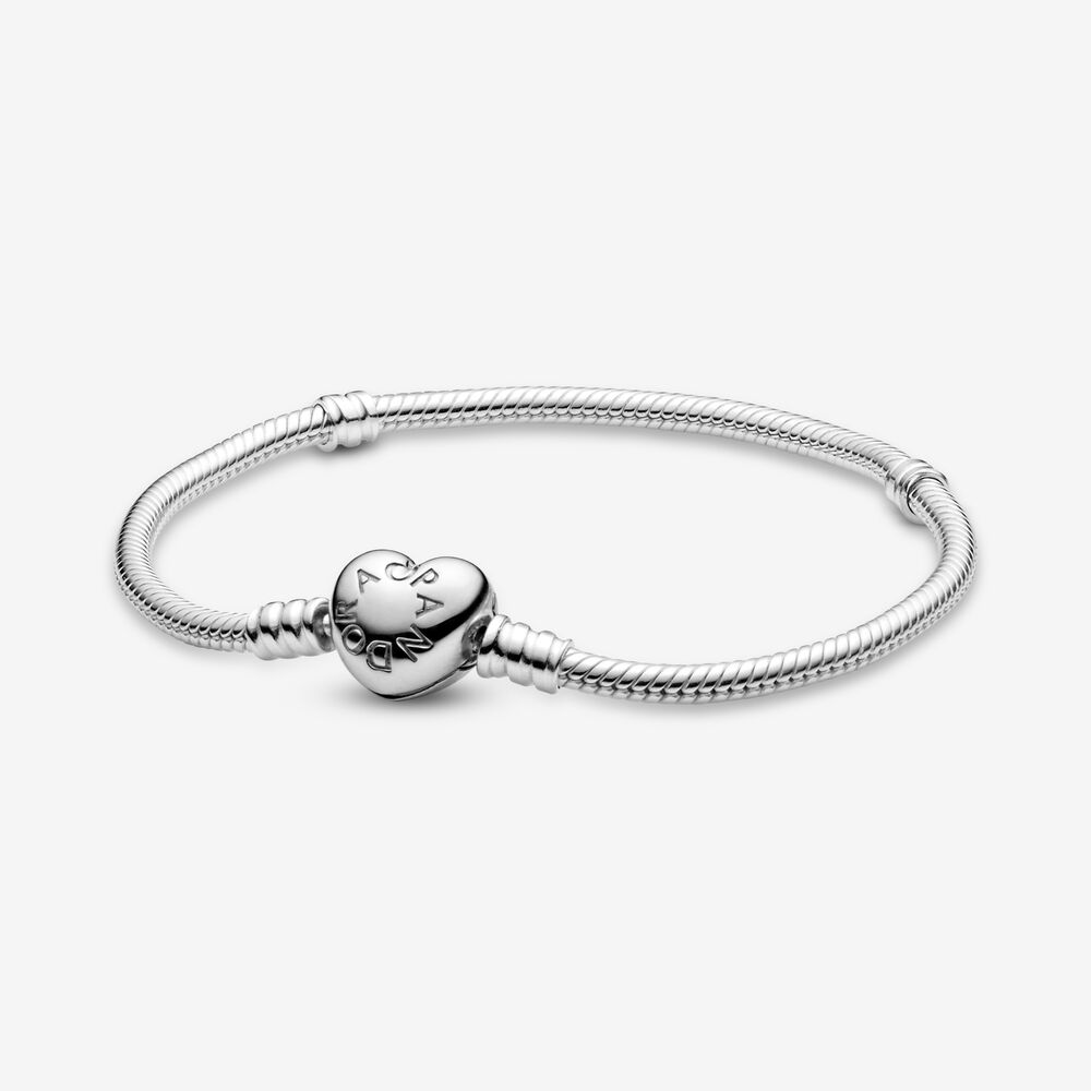 Laat je hart overlopen van geluk met deze romantische versie van de bestverkopende Pandora bedelarmband. Deze sterling zilveren slangenarmband is met de hand afgewerkt met een hartvormige sluiting en ziet er al prachtig uit van zichzelf. Met jouw favoriete Pandora bedels en clips wordt hij echter nog mooier. Combineer hem met andere, contrasterende Pandora schakelarmbanden voor meerdere chique laagjes.