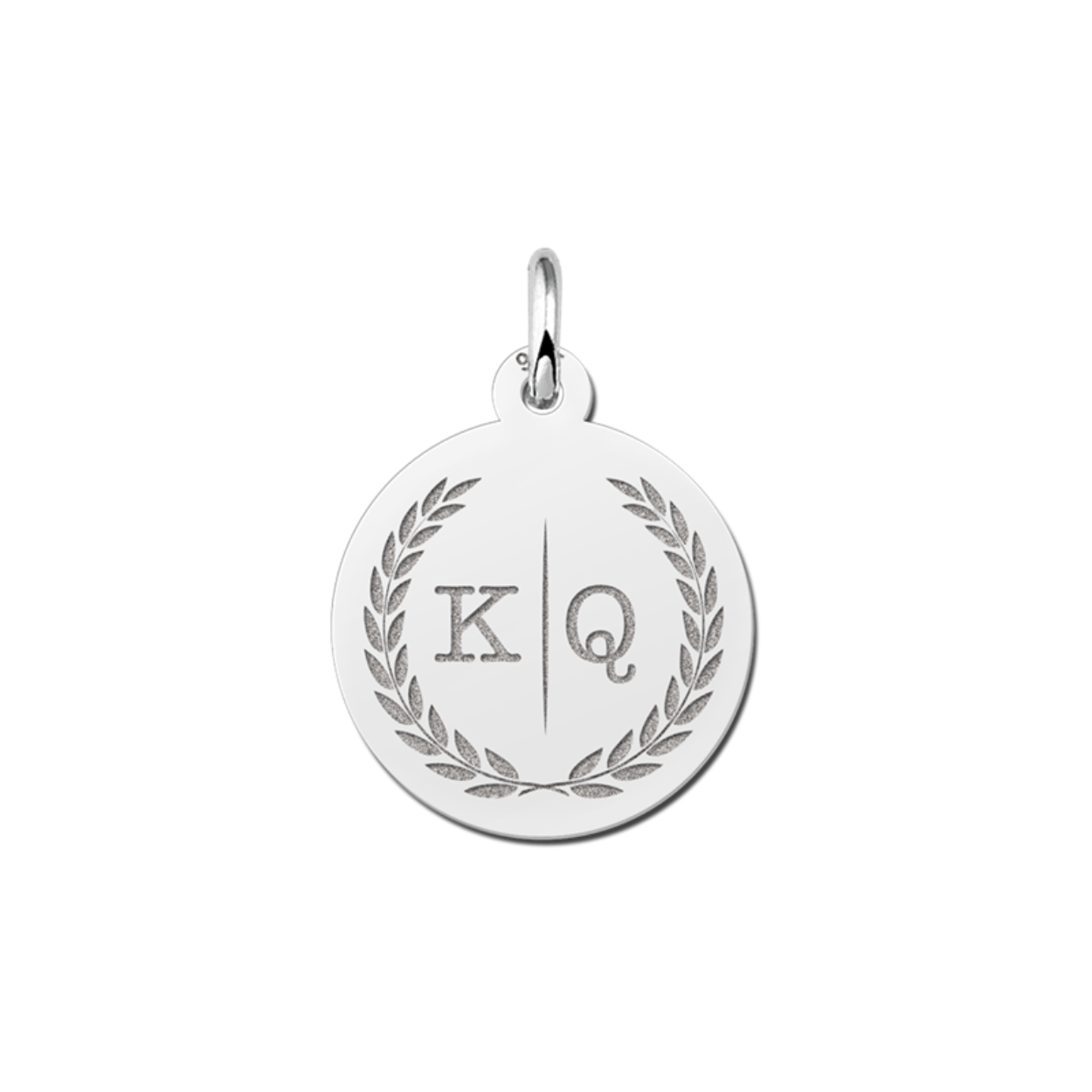 Zilver letter hanger met vredestak.

Deze hanger kan u bestellen met Initialen naar keuze.
U kan bij het afrekenen, bij het kopje opmerkingen vermelden welke initialen er op gegraveerd mag worden.  (bijvoorbeeld: letter A,B ) 

Bij eventuele andere vragen kunt u ons telefonisch bereiken.

Levertijd ongeveer: 14 dagen. 
U word op de hoogte gehouden over het leveringsproces.

Is deze mooie hanger met letter van zilver een cadeautje voor jezelf of voor iemand anders? 
Bekijk ons assortiment voor bijpassende sieraden.