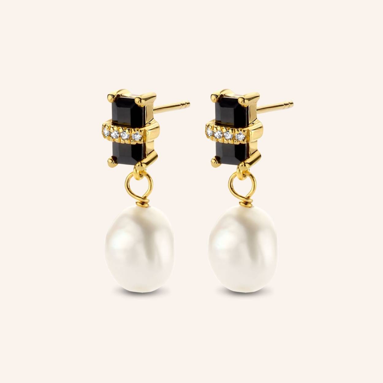 A stunning mother of pearl shine, ref lecting the glorious moonlight. Black Onyx baguettes with contrasting white diamonds and baroque pearl pendants. Let’s have adventures in the dark, before the night changes. Leave them breathless, by mixing it up with our sensual Dark Secret set.


Ref: M1883 | Earrings | 925 Sterling Silver | 17.00 x 3.00 x 1.80 mm | Black Onyx Rectangle: 2pc , Fresh Water Barok Pearl: 2pc , White Diamond: 8pc