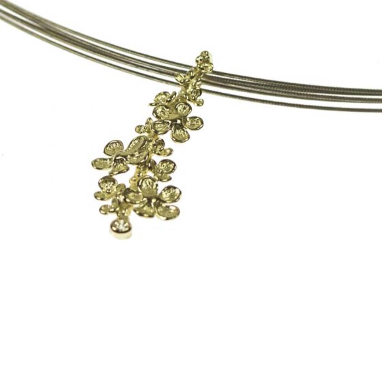 Hanger gemaakt van 14 karaat goud in combinatie met diamant en bloesem. Deze hanger uit de Blossom-lijn van Jeh Jewels kun je perfect dragen met de andere gouden sieraden uit deze lijn!