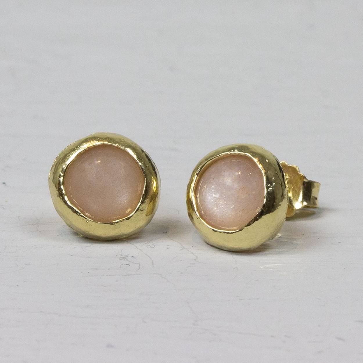 Jéh Jewels oorsteker gemaakt van zilver verguld met daarin een roze Maansteen. Roze maansteen is de steen van positiviteit en liefdevolle energie. De steen leert je om het leven te nemen zoals het is en te waarderen.