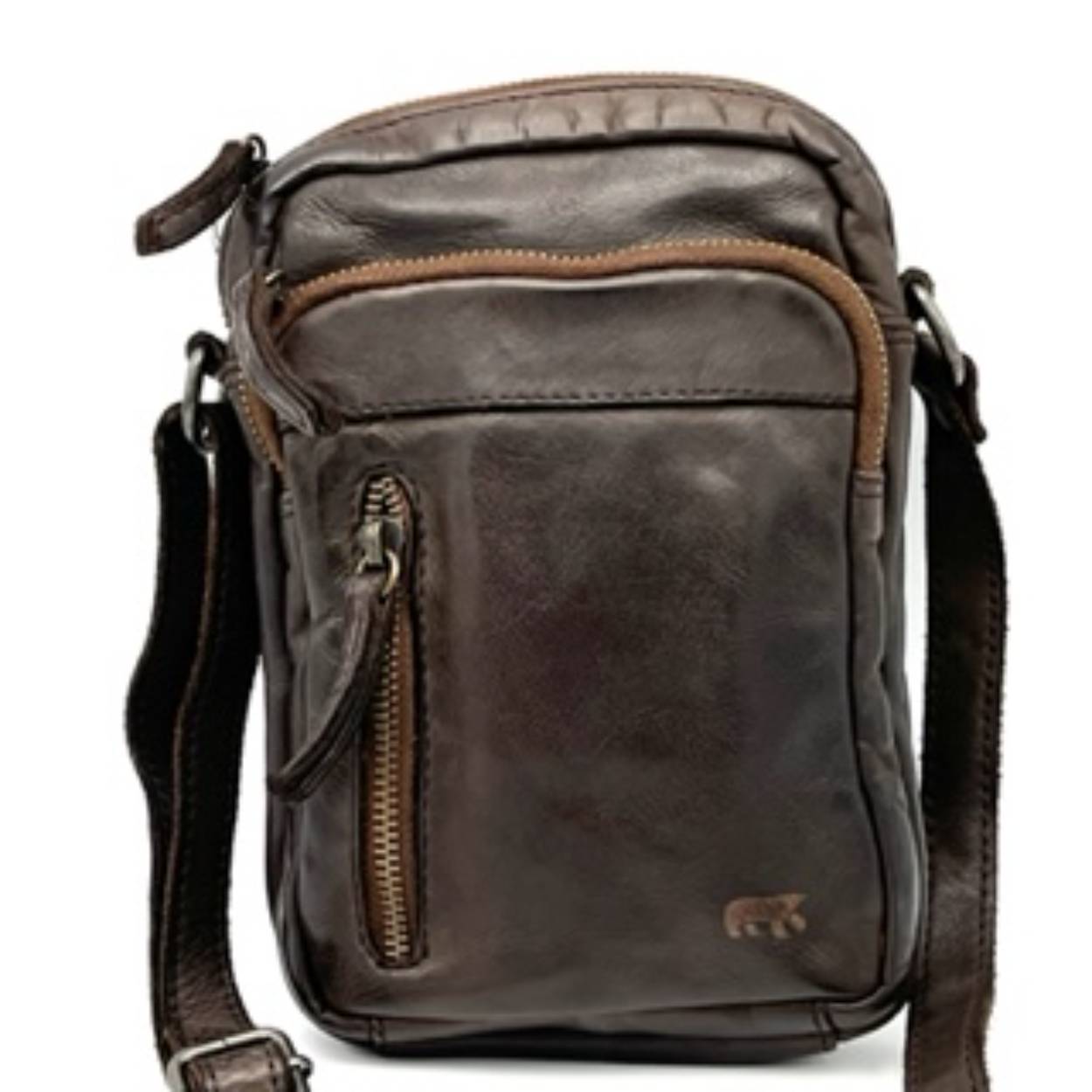 Deze CROSSBODY_BAGS: BearDesign schoudertas bruin CL 5243 is gemaakt van hoogwaardig leer en heeft een tijdloos design. De tas heeft een verstelbare schouderriem, meerdere vakken en een handige ritssluiting. De beste manier om deze tas te dragen is comfortabel over je schouder voor een trendy en praktische uitstraling. Perfect voor dagelijks gebruik of een avondje uit. Maak je outfit compleet met deze stijlvolle tas!


Handige tas voor op reis. 1 hoofdvak welke is voorzien met steekvak. pennenvak en ritsvak. Achterzijde is voorzien van een steekvak. Voorzijde extra vak met rits en een klein rits vakje. 

Afmetingen: 
Hoog 22 cm x breed 14cm x diep 5 cm