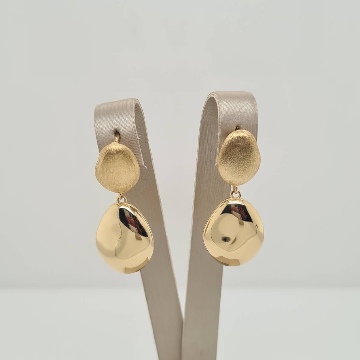 Prachtige 14 karaat gouden oorhangers, satinated and polished. 