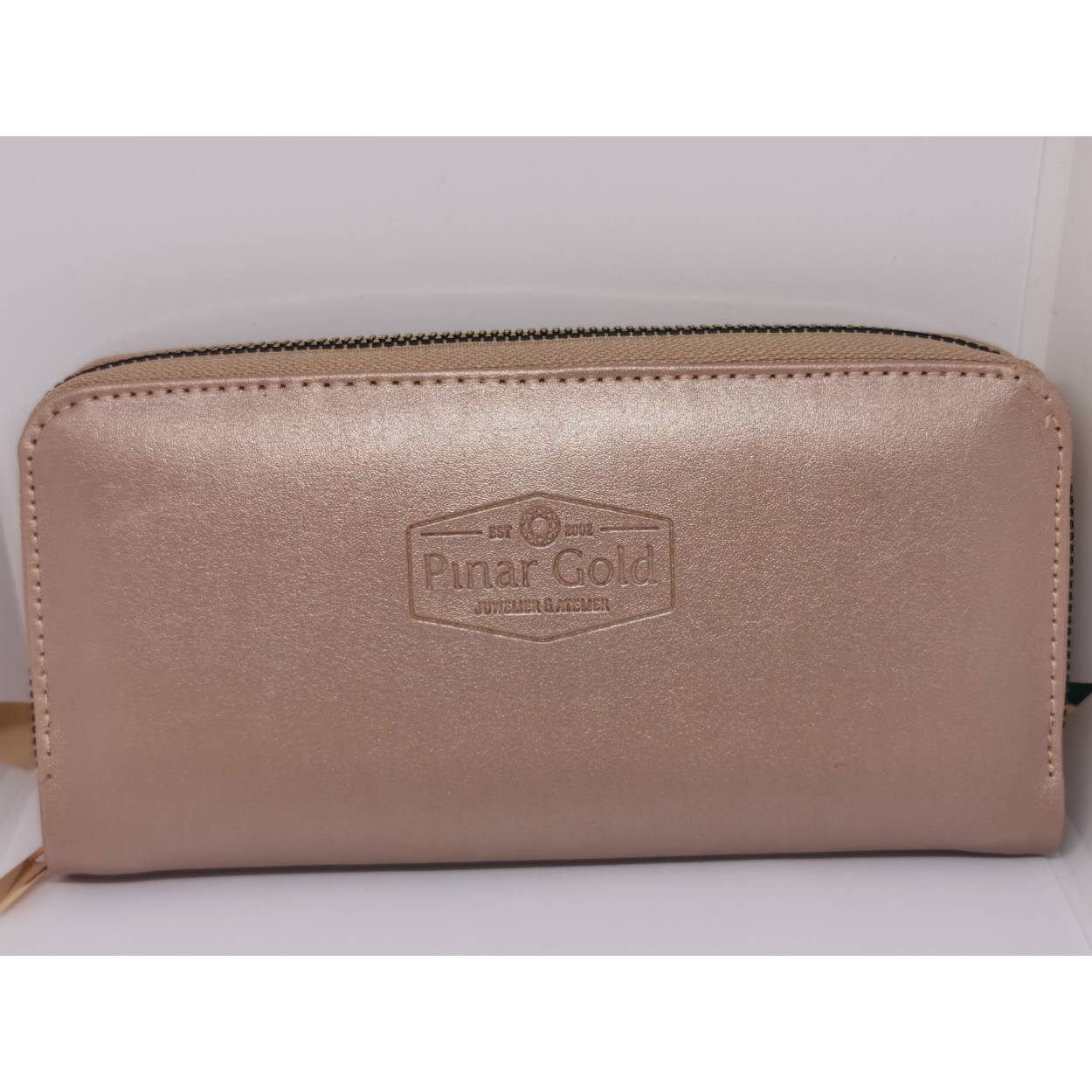 Dit beige sieraden etui is perfect voor al uw waardevolle sieraden. Zo is dit sieraden etui aan de buitenkant voorzien van gebonden leder met een elegante beige kleur, die een mooi contrast vormt met de goudkleurige ritssluiting. De etui is aan de binnenkant voorzien van een zeer efficiënte indeling, waardoor u meer dan genoeg sieraden gemakkelijk en veilig kunt bewaren in dit stijlvolle sieraden etui. Dit sieraden etui heeft een lengte van 20cm met een breedte van 10cm. 
