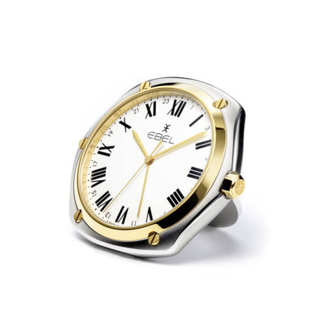 De Ebel Sport Classic Tafelklokje model 1250001, 79.5mm biedt een combinatie van stijl en functionaliteit. Met zijn elegante ontwerp en kwalitatieve materiaal is het een tijdloos stuk voor elke ruimte. Dit klokje past perfect in een kantoor of woonkamer voor een verfijnde uitstraling. Ideaal als decoratief object en praktisch als tijdwaarnemer.