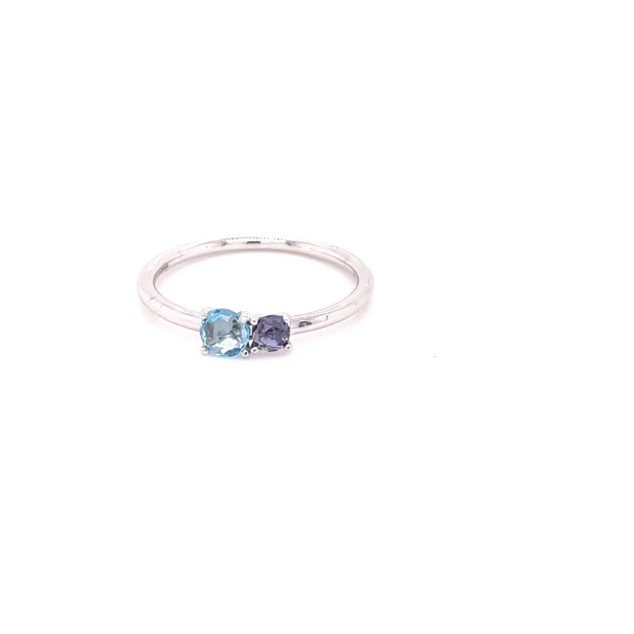18 kt wit ring met ioliet en Zwitserse topaas.
Bijpassende collier en oorstekers ook verkrijgbaar
Maat: 54