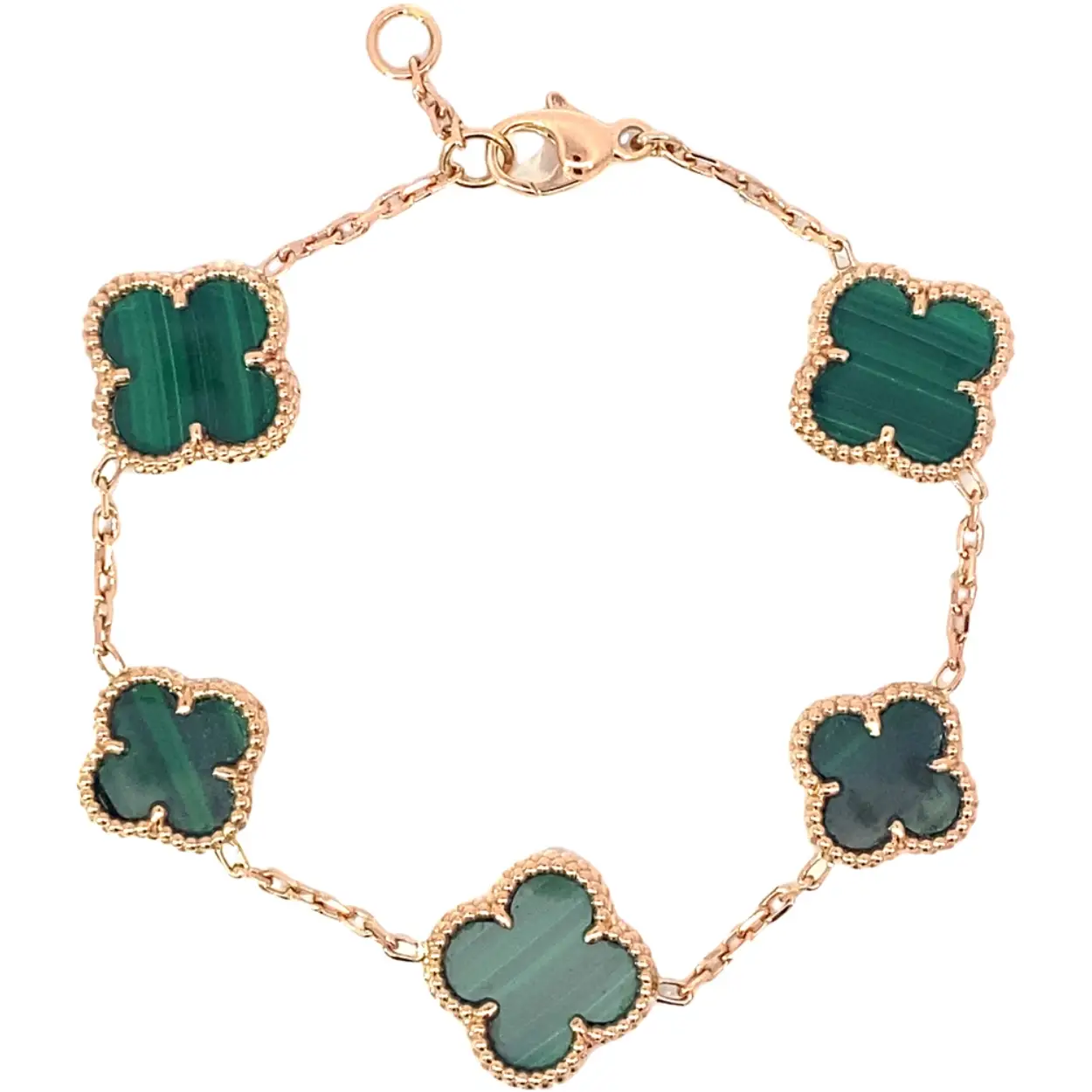 Deze prachtige Alhambra armband heeft vijf groene malachietmotieven en is gemaakt van 18 karaat roségoud. De armband straalt elegantie en stijl uit en kan zowel casual als chique gedragen worden. De beste manier om deze armband te dragen is om hem alleen te dragen als statementstuk of te combineren met andere sieraden voor een gelaagde look. Voeg dit tijdloze stuk toe aan je collectie voor een vleugje luxe.