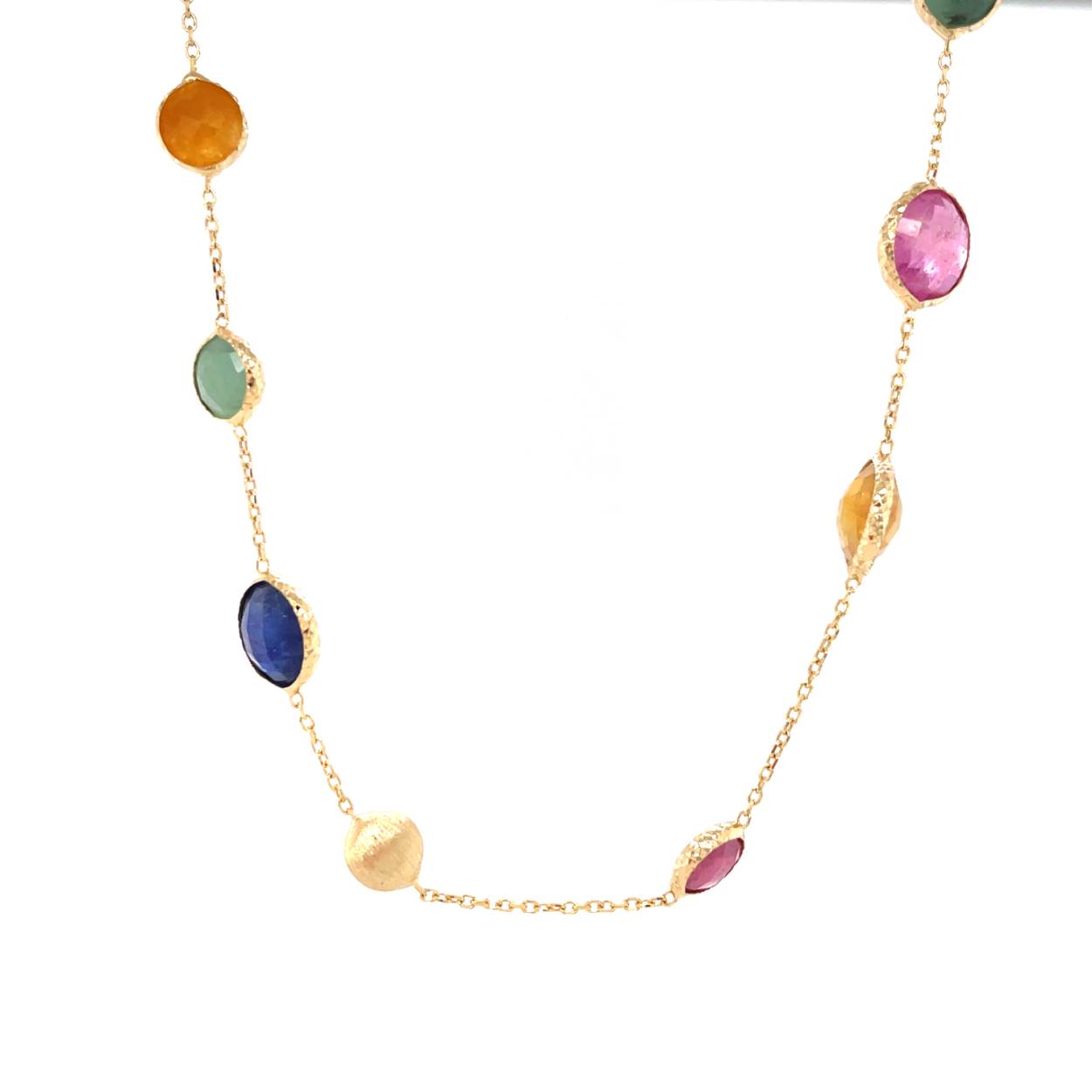 14 karaat geelgouden collier met saffier, robijn en smaragd. Lengte 45cm.