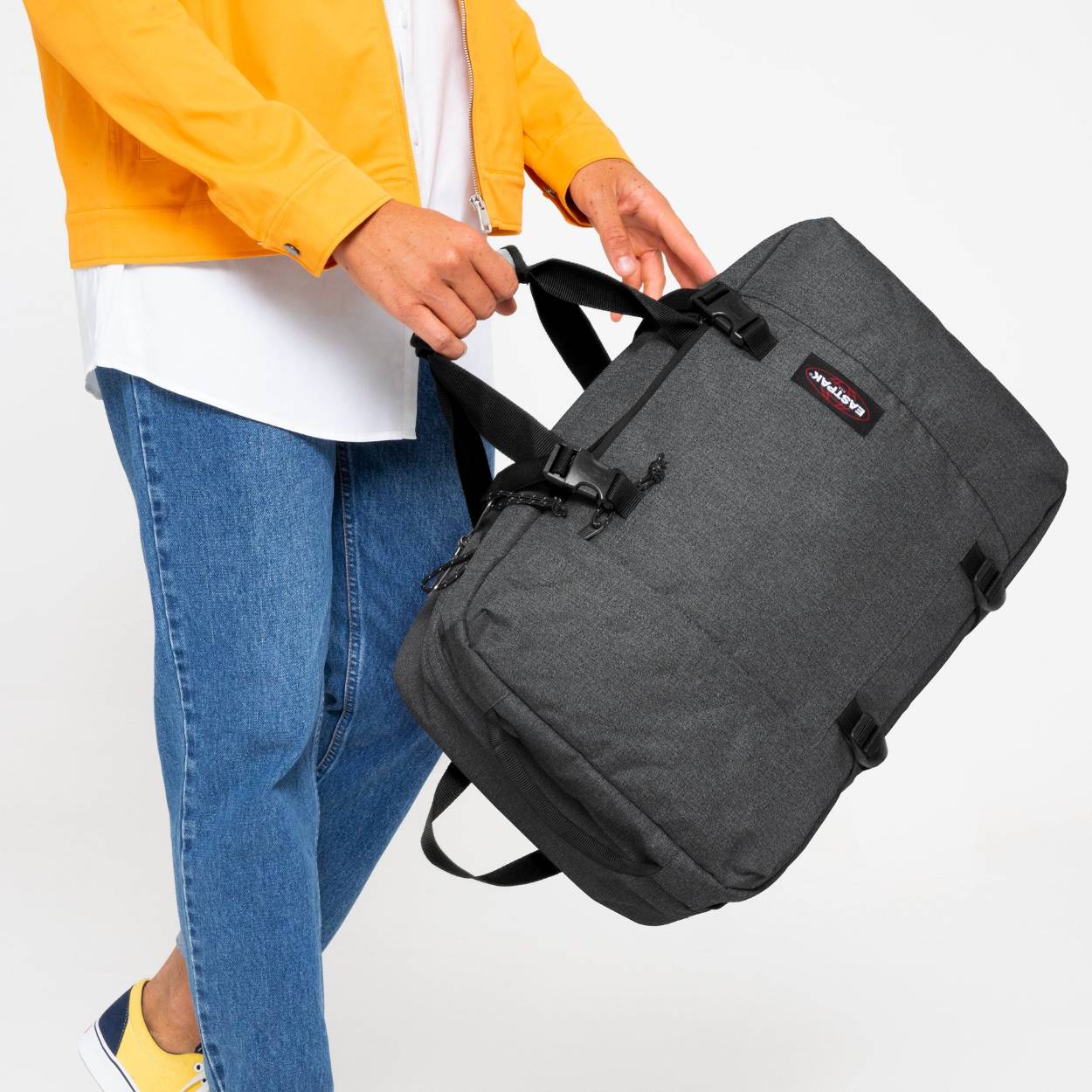 De Eastpak Travelpack Black Denim beschikt over een ruim hoofdcompartiment met interne ritsvakken, een handig voorvak en verstelbare schouderbanden voor optimaal draagcomfort. Deze veelzijdige rugzak is perfect voor dagelijks gebruik, reizen of naar school. Combineer hem met een casual outfit voor een stijlvolle en praktische look. Met de Eastpak Travelpack Black Denim ben je altijd klaar om op avontuur te gaan!
Hoogte:51 cmBreedte:33 cmDiepte:23 cmInhoud ( liters ):42 LiterGewicht:1000 gram Laptop vak: 17