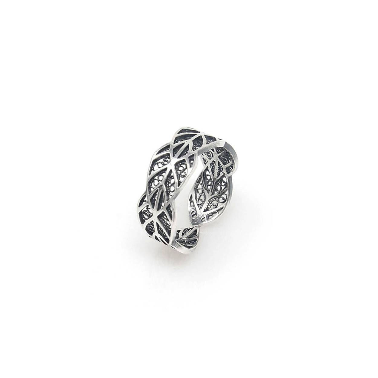 zilveren ring, waarvan de onderkant, scheen op ne is. daardoor past deze ring makkelijk over een grotere knokkel.
