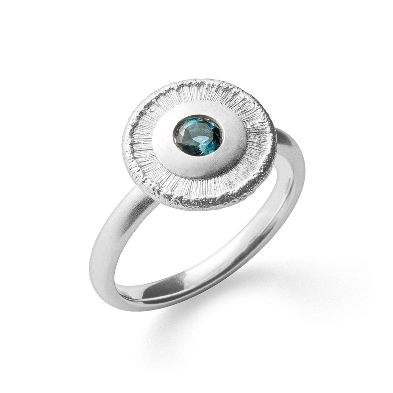 Bastian Inverun maakt al sinds 1974 unieke sieraden. De sieraden van Bastian Inverun zijn betaalbaar en van hoge kwaliteit. Er wordt alleen gebruik gemaakt van natuurlijke materialen zoals; zilver, goud, diamant, parels en edelstenen. Er werken diverse designers voor dit Duitse sieraden merk welk elk half jaar met een nieuwe collectie komt.