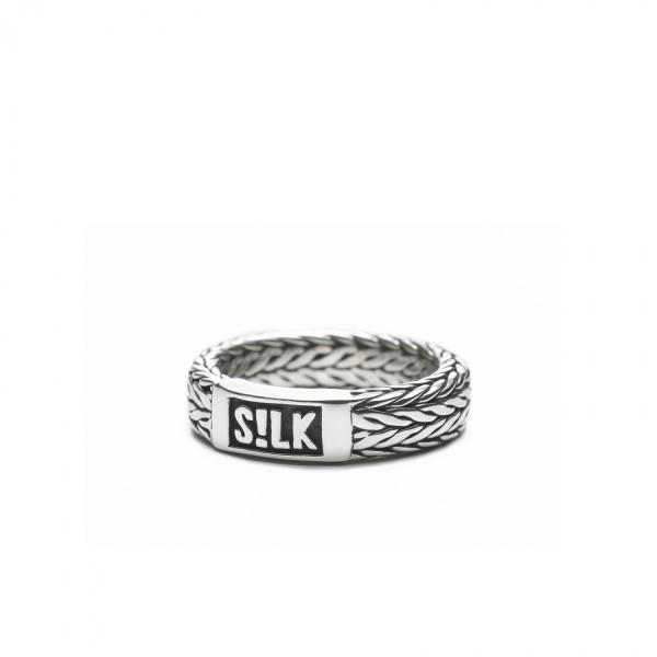 Deze nieuwe Alpha collection 340 ring, heeft een bijzonder fijn Balinees gevlochten structuur. Het zeer fijne vlechtwerk geeft een mooie schittering aan je ring. De ring is volledig met de handgemaakt van 925 sterling zilver en is mooi te combineren met bijvoorbeeld een van onze stoere Alpha collection armbanden. De ring is zowel bedoeld voor mannen als voor vrouwen.