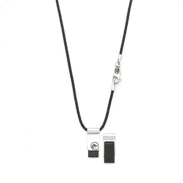 Dit met de hand gevlochten lederen collier heeft een zilveren tag hanger met aan de achterzijde een zwart onyx barretje, waardoor de hanger aan tweezijdes draagbaar is. Het fijn gevlochten lederen collier gaat over in een klein karabijn sluitinkje wat dit collier een speelse touch geeft.