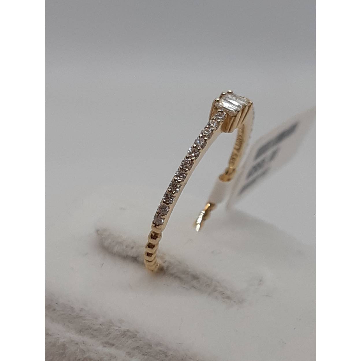De diamant ring, modelnummer BREA-0002783, is een elegant sieraad van een ongekend merk. Gemaakt van 14 karaat goud, pronkt deze ring met 25 ronde F kleur SI1 diamanten. Perfect voor een stijlvolle uitstraling, draag deze ring best bij een speciale gelegenheid of als blikvanger voor dagelijks gebruik. Deze luxe ring voegt verfijning toe aan elke outfit.