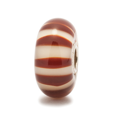 Bruin zo donker als de meest exquise chocolade. Het licht straalt door de strepen van afwisselend gematteerd en helder glas en zorgt zo voor diepte en dynamiek.