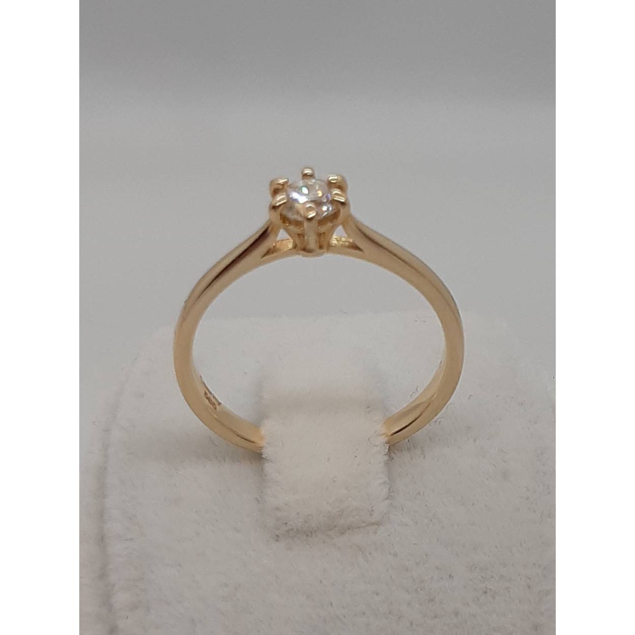 De Diamanten Verlovingsring model BREA-0002764 is een elegante gouden ring met een glanzende afwerking. Uitgevoerd in 14-karaats goud, beschikt de ring over een SI1 pure, ronde diamant van 0,33 karaat in F-kleur. Perfect te dragen op maat 54, vooral voor speciale gelegenheden of als stijlvolle dagelijkse accessoire.