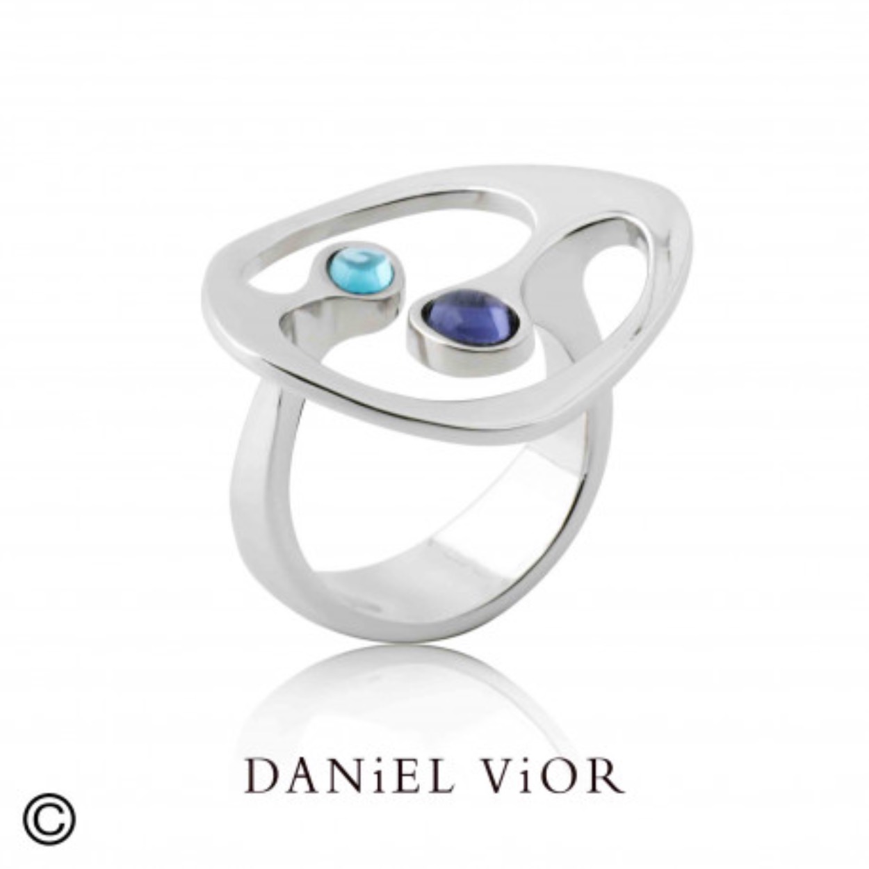 Daniel Vior is een toonaangevend Spaans sieradenmerk uit Barcelona, bekend om zijn handgemaakte en artistieke ontwerpen. Al meer dan twintig jaar cre&euml;ert het merk unieke sieraden die ge&iuml;nspireerd zijn op vormen uit de natuur, botanische elementen en abstracte kunst. De sieraden worden vervaardigd met hoogwaardige materialen zoals zilver, vergulding, kleurig emaille en zorgvuldig geselecteerde stenen.

In het atelier in Barcelona wordt elk stuk met de hand gemaakt, met oog voor detail, vakmanschap en draagcomfort. Hierdoor is elk sieraad een klein kunstwerk op zich: tijdloos, expressief en volledig uniek. Daniel Vior staat voor creativiteit, kwaliteit en kleurrijke elegantie &mdash; perfect voor wie iets bijzonder en persoonlijk wil dragen.