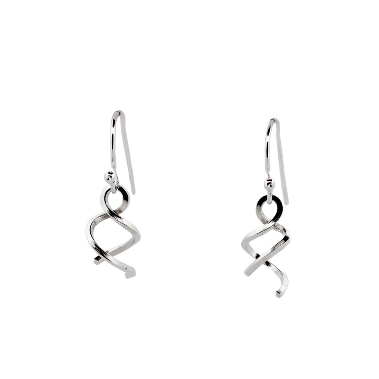 Sierlijke verfijnde draden laten deze ontwerpen voor zichzelf spreken. De twee banen van zilver en goud vormen samen een prachtig en open geheel. Met een letterlijke twist zijn deze sieraden goed draagbaar en makkelijk te combineren. Een energieke twist van sierlijkheid die jou laat stralen. Elk sieraad wordt met de hand gemaakt in ons eigen atelier en ontstaat spontaan op gevoel. Jouw Twist is dus altijd uniek.

Maak een afspraak en kom deze sierlijke hanger eens passen! Of bestel haar gelijk, dan sturen we deze mooi verpakt naar je toe.