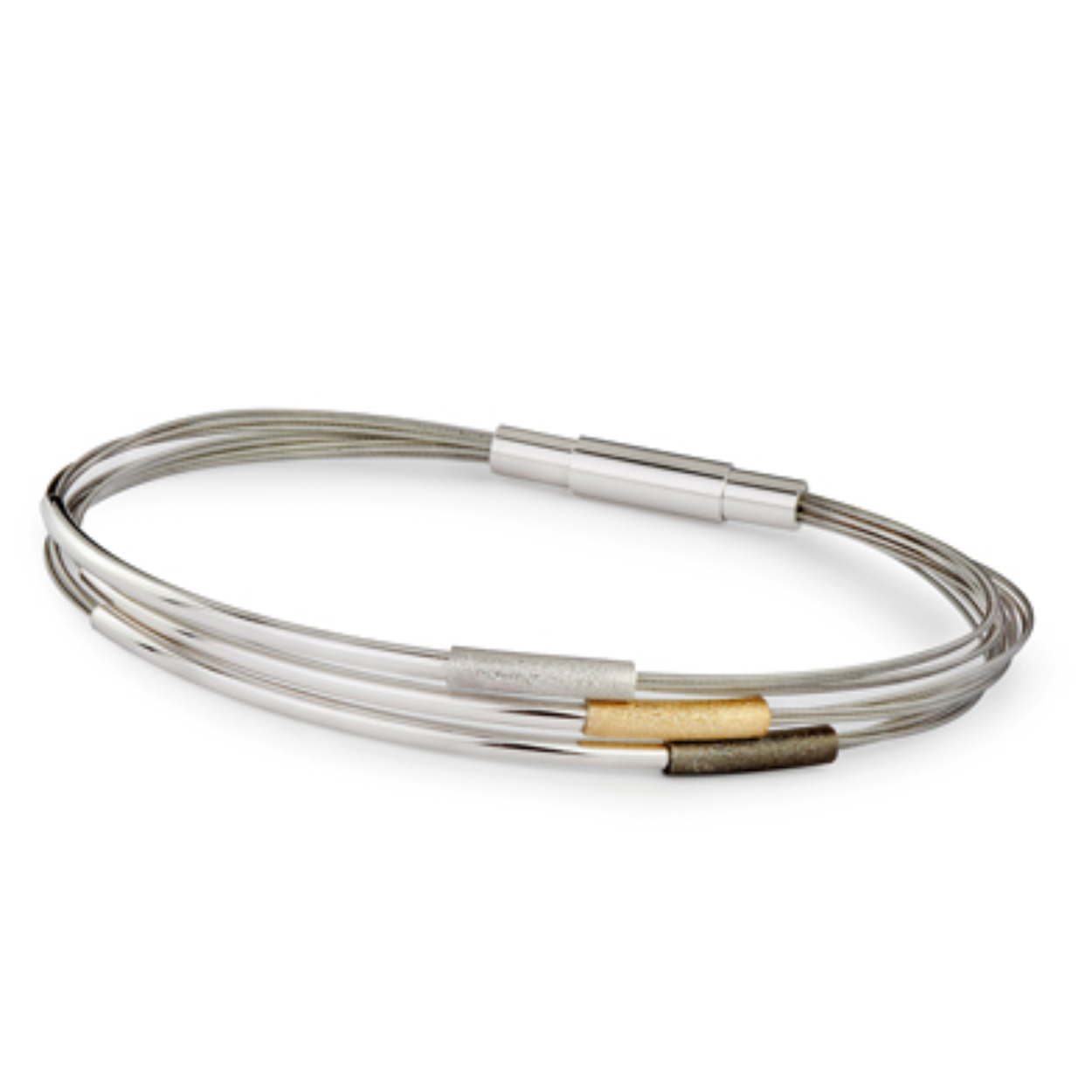 Deze Yo Design armband is 19cm lang. Zo is dit sieraad gemaakt van edelstaal/zilver gerhodineerd in het grijs en verguld. Je kunt deze armband goed combineren met een van de andere sieraden van Yo Design.