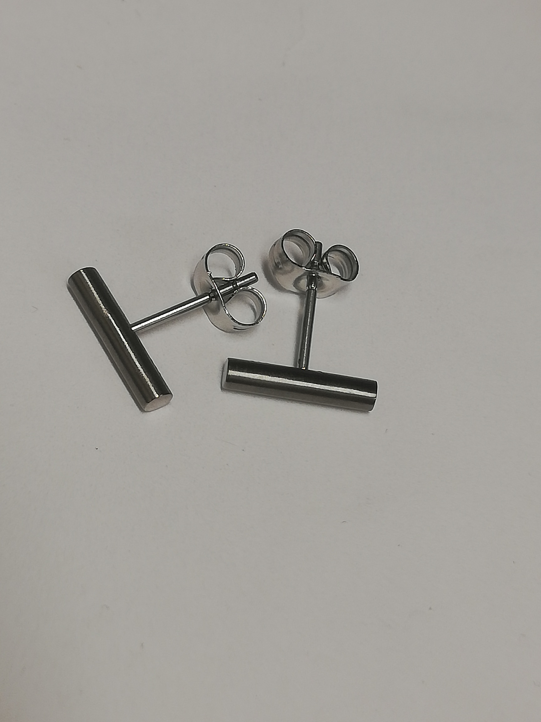 Deze Danish Design oorbellen uit de Nibe serie zijn gemaakt van Titanium. De oorknoppen zijn zilverkleurig en mat afgewerkt. Titanium zorgt voor een super licht draagcomfort en is Anti-allergisch. De meeste sieraden van Danish Design zijn verkrijgbaar in sets. Combineer deze oorsieraden met een bijpassend collier en/of armband en maak je Danish Design set compleet. Danish Design sieraden voor iedere gelegenheid!