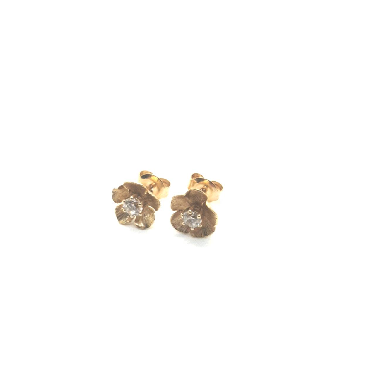 Speciaal voor de fleurige dragers! De bloesem oorknoppen waren in het zilver al een groot succes, maar nu is deze ook verkrijgbaar in het goud! Geniet het hele jaar door van de prachtige ontluikende bloesem. Daar wordt je toch vrolijk van. Deze oorknoppen horen tot een set met een bijbehorende hanger.

Maak een afspraak en kom deze sierlijke hanger eens passen! Of bestel haar gelijk, dan sturen we deze mooi verpakt naar je toe. 
