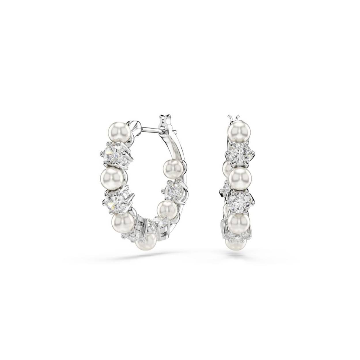 Deze Matrix-oorstekers vormen een unieke en eigentijdse twist op de klassieke ringoorbel. Elk exemplaar heeft een rhodium toplaag en is versierd met een afwisseling van Swarovski Zirkonia en Swarovski Crystal Pearls. Een statement van verfijning die elke outfit van gewoontjes naar buitengewoon tilt.