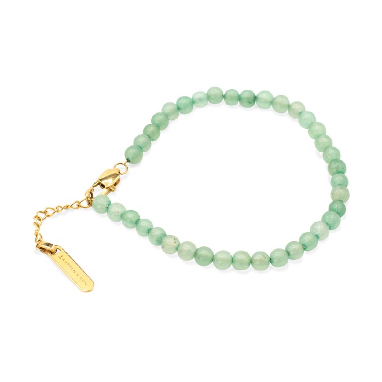 n je een zoetekauw als het op arm candy aankomt? Dan mag je onze Bracelet Harmony Stone Gold niet missen! De armband is gemaakt van hoogwaardig 14k verguld roestvrij staal en kralen van aventurijn. De edelsteen staat bekend om zijn balancerende en tegelijkertijd versterkende werking. Omdat dit een natuurproduct is, kan de kleur iets variëren, waardoor je armband absoluut uniek is. De Bracelet Harmony Stone Gold is waterproof, allergievriendelijk en flatteert elke huidskleur door de combinatie van goud- en groentinten. Hij kan trouwens ook perfect als losse armband worden gedragen – of je kunt hem aanvullen met de bijpassende sieraden uit de HARMONY COLLECTIE.