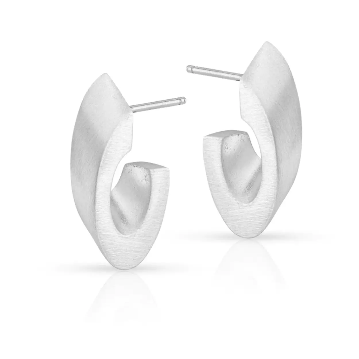 Deze creolen cirkelen om je oor!

Unieke, ovaal gevormde creolen met chirurgisch edel stalen stekers. Deze oorsieraden kun je eindeloos combineren met andere items uit onze collectie. Tijdloos, eigenzinnig en toch subtiel in de vormgeving. Wij gebruiken non-allergische materialen. Je hebt gaatjes nodig om deze oorsieraden te kunnen dragen. 