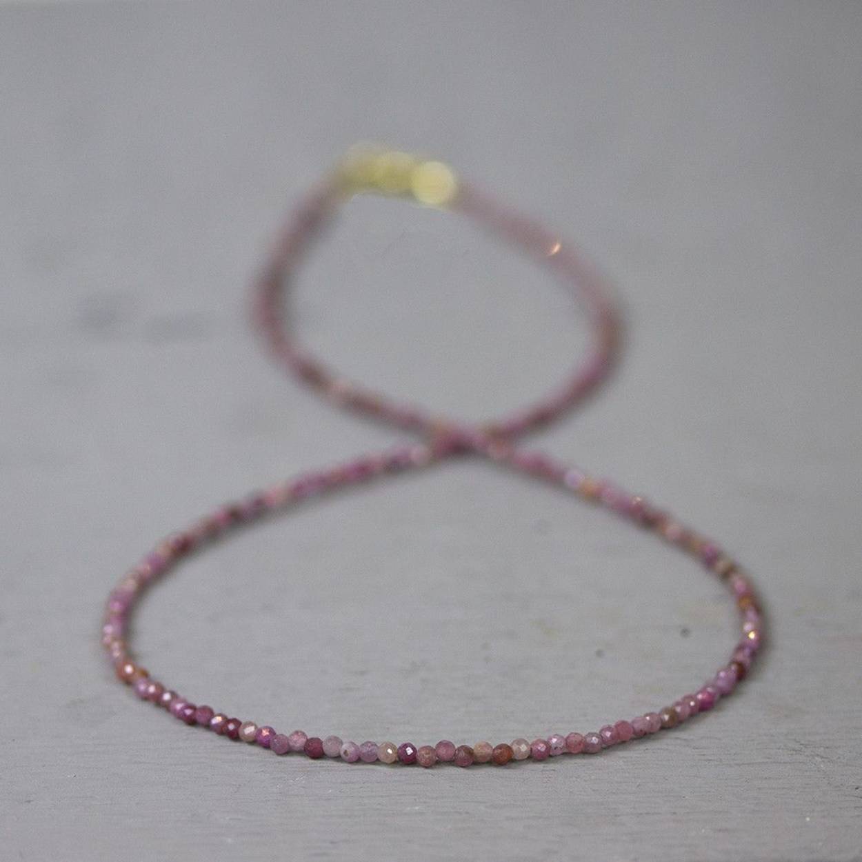 Collier met geregen Robijn aan dit collier zit een Goldfilled sluiting.