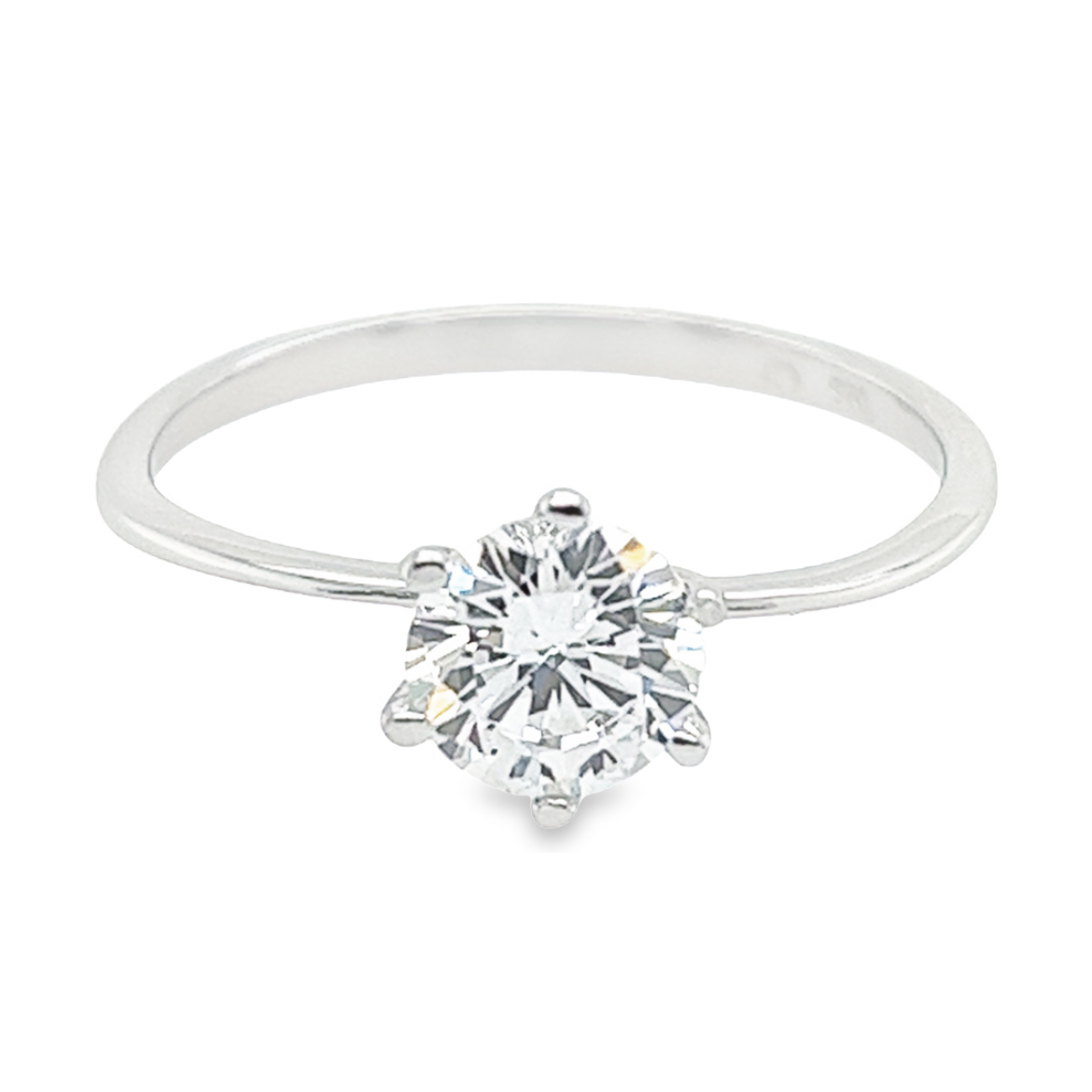 Deze elegante zilveren ring is een tijdloos sieraad dat elke outfit compleet maakt. De ring heeft een solitaire zirkonia steen die zorgt voor een sprankelend accent. Het zilver is gerhodineerd waardoor het een mooie zilverkleurige glans heeft en beschermd is tegen verkleuring. Dit sieraad is perfect voor dames die houden van een subtiele en stijlvolle look. De ring heeft een speciaal detail met een briljante zirkonia steen die zorgt voor een schitterend effect. Het is een must-have item voor elke sieradenliefhebber die houdt van elegantie en subtiliteit. De zirkonia steen is gezet tussen 6 zetpoten.