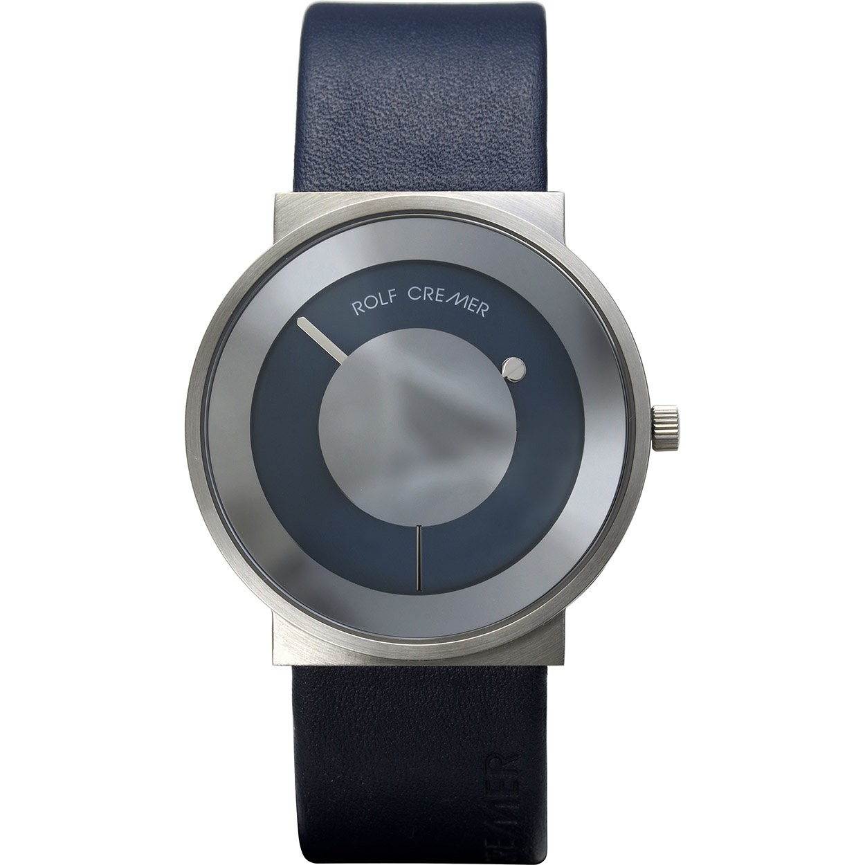 Een stalen horloge met blauw leren band.