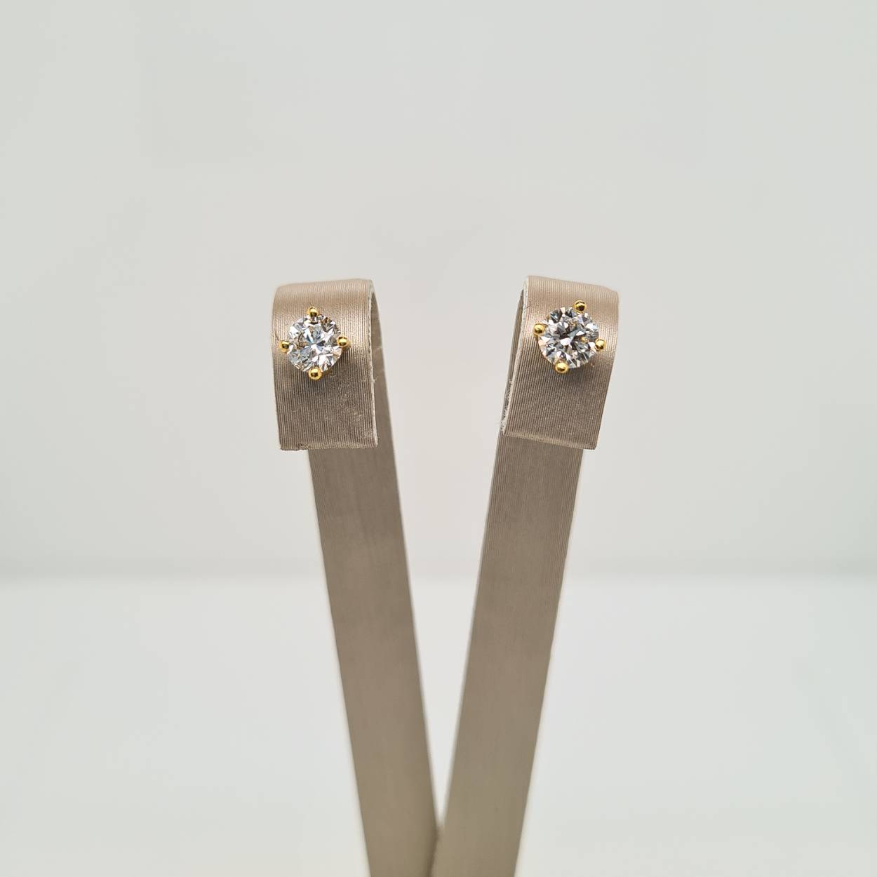 Prachtige 18 karaat gouden oorsieraden met diamant, 0.7crt. 