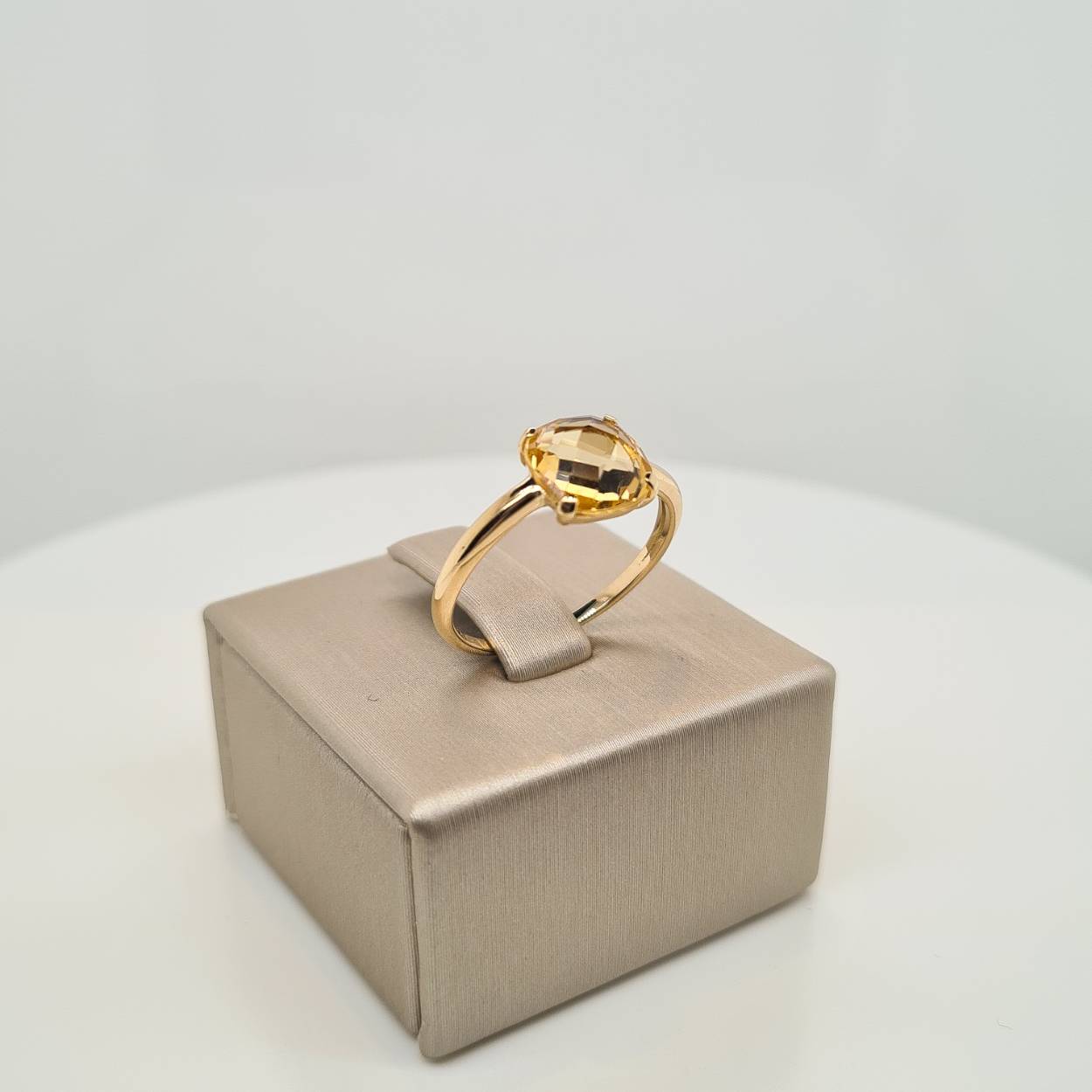 Prachtige 14 karaat gouden ring bezet met citrien. De maat van de ring is 54. 