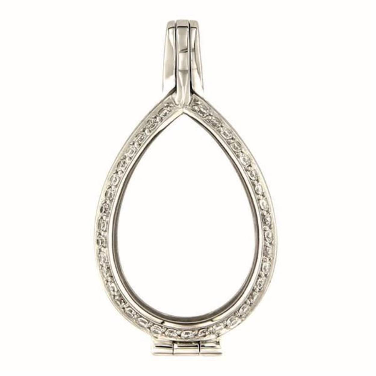 Het MY iMenso Goccia "Zirconi" medaillon is apart door de vorm. De druppelvorm geeft de hanger een speciale look. Het MY iMenso medaillon,vervaardigd uit zilver(925), is een hoogwaardig sieraad dat geïndividualiseerd kan worden voor ieder moment en voor iedere gelegenheid.

Het MY iMenso medaillon kan op oneindig veel manieren gepersonaliseerd worden: simpelweg door het te openen en insignia’s (inserts) toe te voegen en te combineren. U kunt kiezen uit een grote collectie insignia’s: edelstenen, munten, en andere veelzijdige en personaliseerbare designs.
