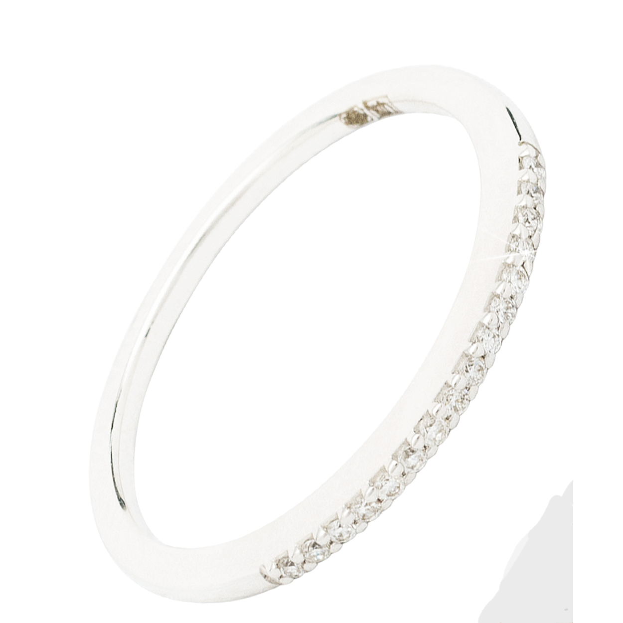 14karaat witgouden ring met 16 briljant geslepen diamanten van totaal 0.07ct G Si. Kan als aanschuifring gedragen worden