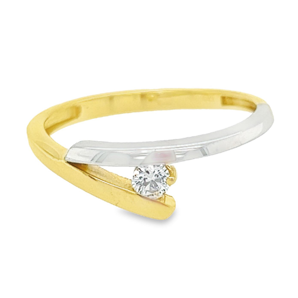 Deze bicolor gouden ring heeft een luxe en statische uitstraling. de steen is een briljant geslepen zirkonia. Deze ring is volledig glad gepolijst.