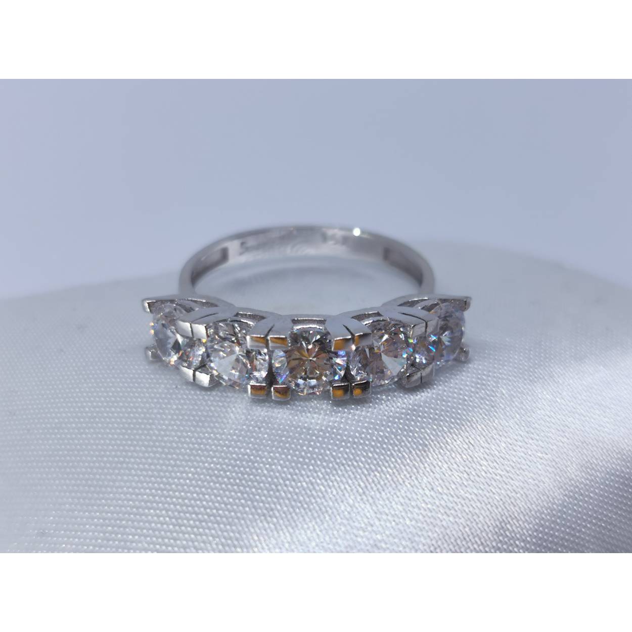 14 karaat wit gouden rijring met vijf zirkonia stenen.
Deze ring is een echte eyecatcher.