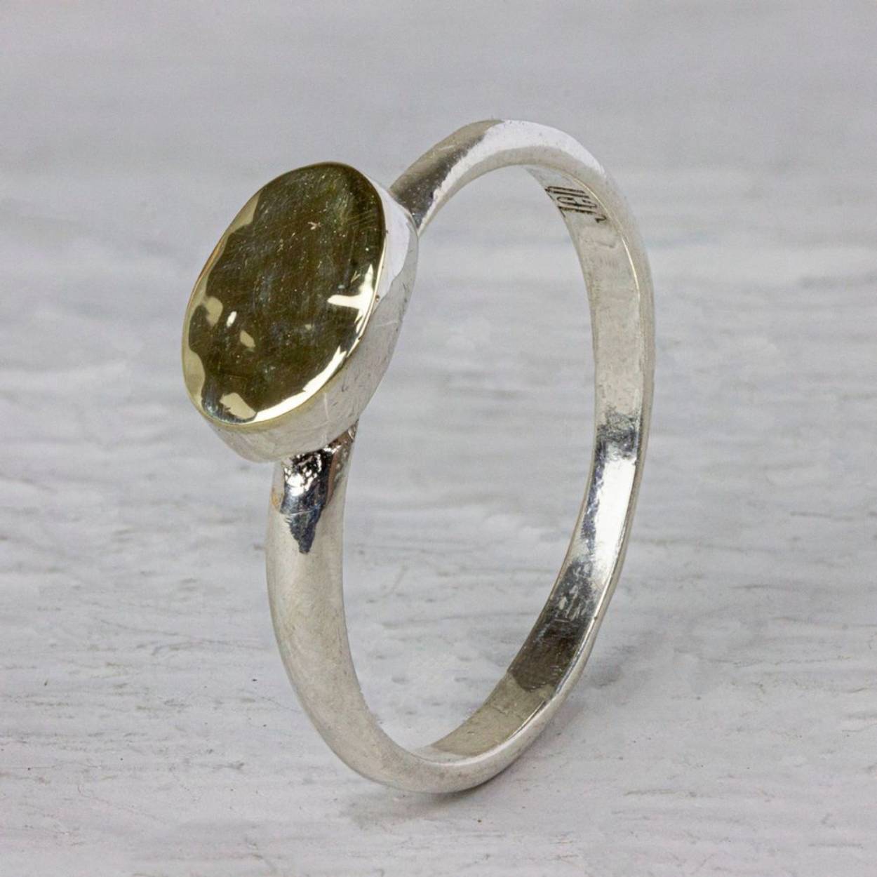 Ring van Jéh Jewels gemaakt van zilver en 9 karaat. Deze ring is een combinatie van 925 sterling zilver met een 9 karaat ovaaltje aan de bovenkant. Hij is leuk te combineren met de andere ringen. 