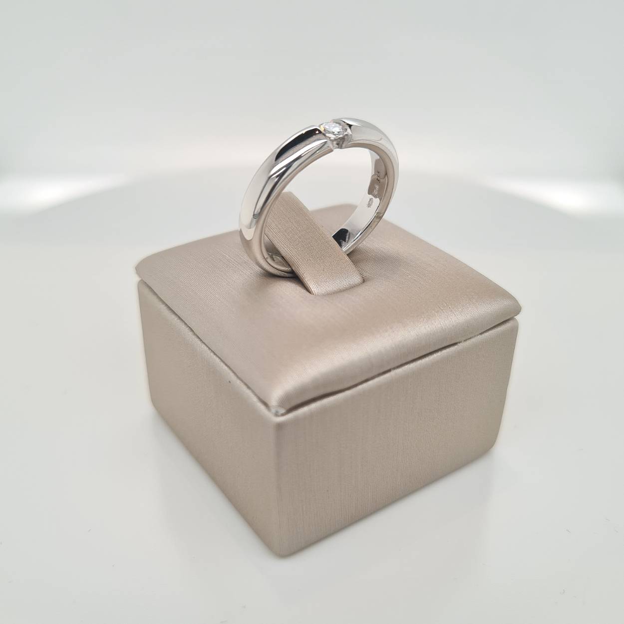 Prachtige 14krt witgouden solitaire ring met diamant, 0,11crt G VSi. De maat van de ring is 53 (17). Heeft u een andere maat, neem dan gerust contact met ons op.