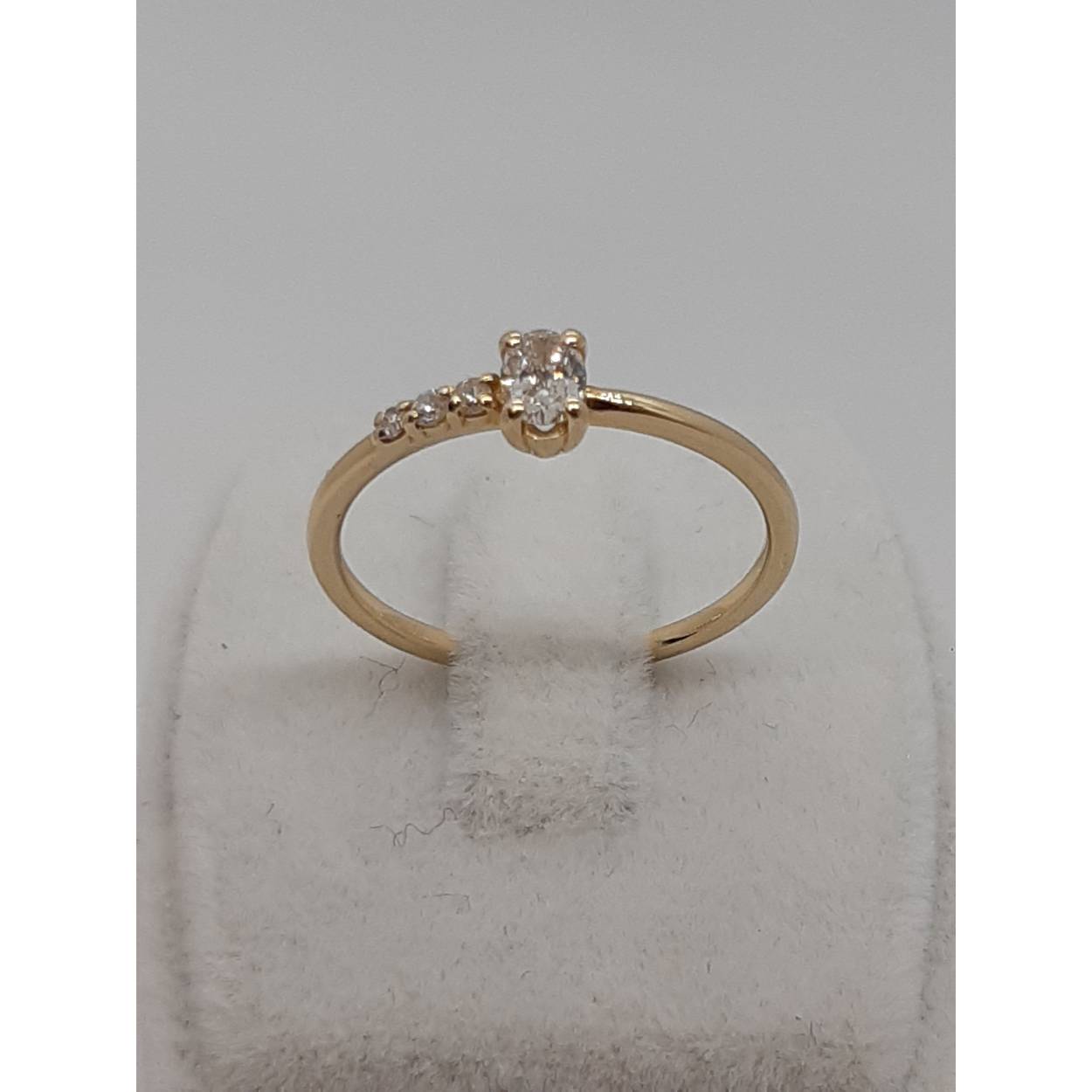 De Diamanten Verlovingsring met modelnummer BREA-0002749 is een schitterende gouden ring van 14 karaat met glans. Deze ring bevat vier diamanten van elk 0,21 karaat in de kleur F (Fijn wit+), zuiverheid SI1. Met een maat van 54 is deze gouden ring perfect voor romantische gelegenheden en verlovingen. Draag het met trots en liefde.