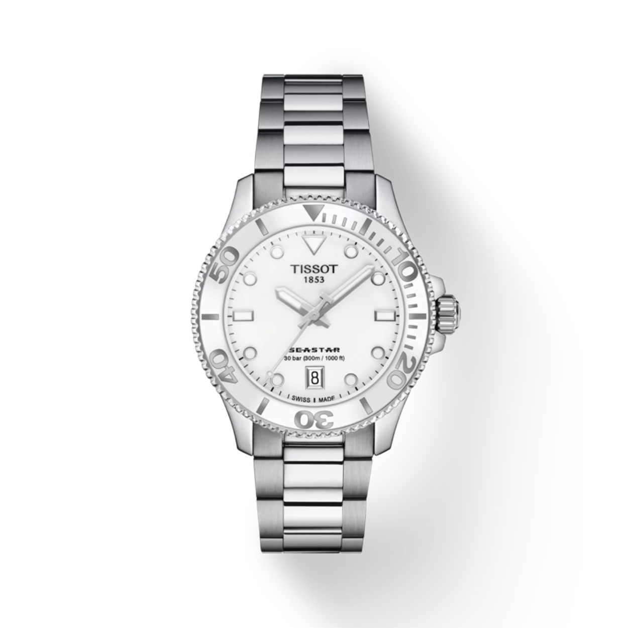 Het robuuste duikershorloge met het referentienummer T1202101101100 is uitgerust met een Zwitsers quartz- uurwerk. Het uurwerk is geplaatst in een hoogwaardige edelstalen horlogekast, waar op analoge wijze de tijd op een witte wijzerplaat wordt aangegeven. De wijzers en indexen zijn voorzien van een praktische lichtgevende coating voor een optimale leesbaarheid. De edelstalen geschakelde horlogeband T605047356 is aan de ronde horlogekast van 36 mm. gemonteerd, voorzien van een vouwsluiting. Ook wordt dit horloge geleverd met een witte siliconen band.

Het uurwerk is voorzien van een datumvenster, waar naast de tijd ook de juiste datum af te lezen is. Het horloge met een krasbestendig saffierglas heeft een waterdichtheid van 30 ATM (300 meter), waardoor het uurwerk heel goed bestand is tegen water en andere stoffen van buitenaf. De schaal is typisch voor duikers. Elke minuut tot 20 en daarna elke vijf minuten zijn aangegeven als nuttig veiligheidskenmerk, terwijl een dichtgeschroefde kast en kroon voorkomen dat het horloge beschadigd raakt. De linksomdraaiende keramische duikersring is draaibaar en geeft aan hoelang je onder water bent en wanneer je weer naar boven moet komen. Aan de achterzijde van de horlogekast is het automatische uurwerk te bewonderen, wat voor een speciale aanblik zorgt. De elegante horloges uit de Seastar collectie zijn o.a. voor liefhebbers van watersport dat op naadloze wijze stijl en prestatie combineert.