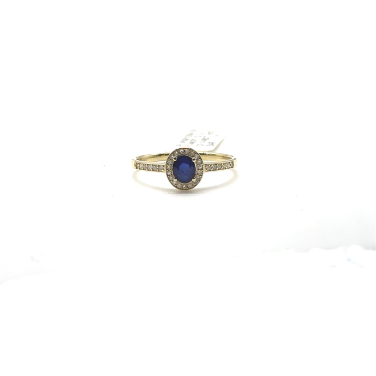 Dit type ring noemen we een Halo solitaire ring, hierbij worden rondom de middensteen in een open zetting allemaal kleine edelstenen gezet. Deze ring uitgevoerd in 14 karaat goud heeft een ronde saffier steen met diamanten. 

Doordat de ring met de hand gemaakt wordt in ons eigen atelier beneden, kunnen wij deze aanpassen zoals jij in gedachten hebt. Dit sieraad wordt speciaal voor jou gemaakt door onze meester goudsmeden in ons eigen atelier.