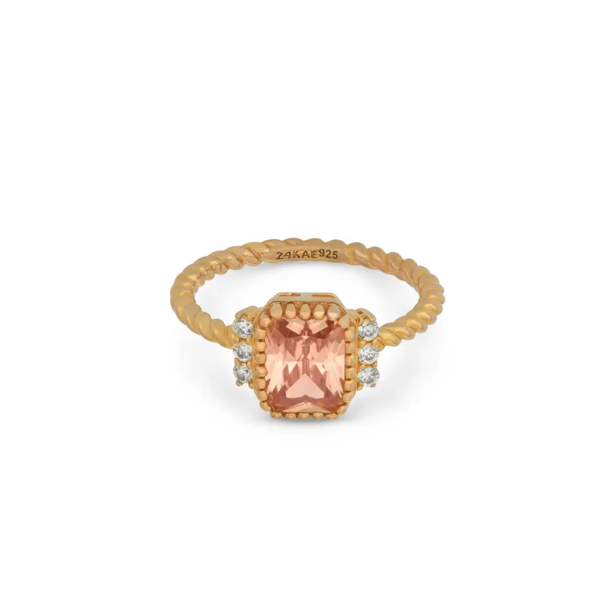 Our bestseller is now also available in a new color! This ring has a rectangular stone, with three small stones on both sides. The band of the ring has a rope structure which creates a playful effect. If you want a real eye-catcher, then you must have this vintage look ring! All 24Kae jewelry is designed by Kae Sutherland with love and eye for detail. So don't forget to treat them with love too. Each ring is characterized by its authenticity through a 24Kae engraving.

Details
- Thickness band: 1,7 mm
- Size stone: 10,5 x 9,5 mm