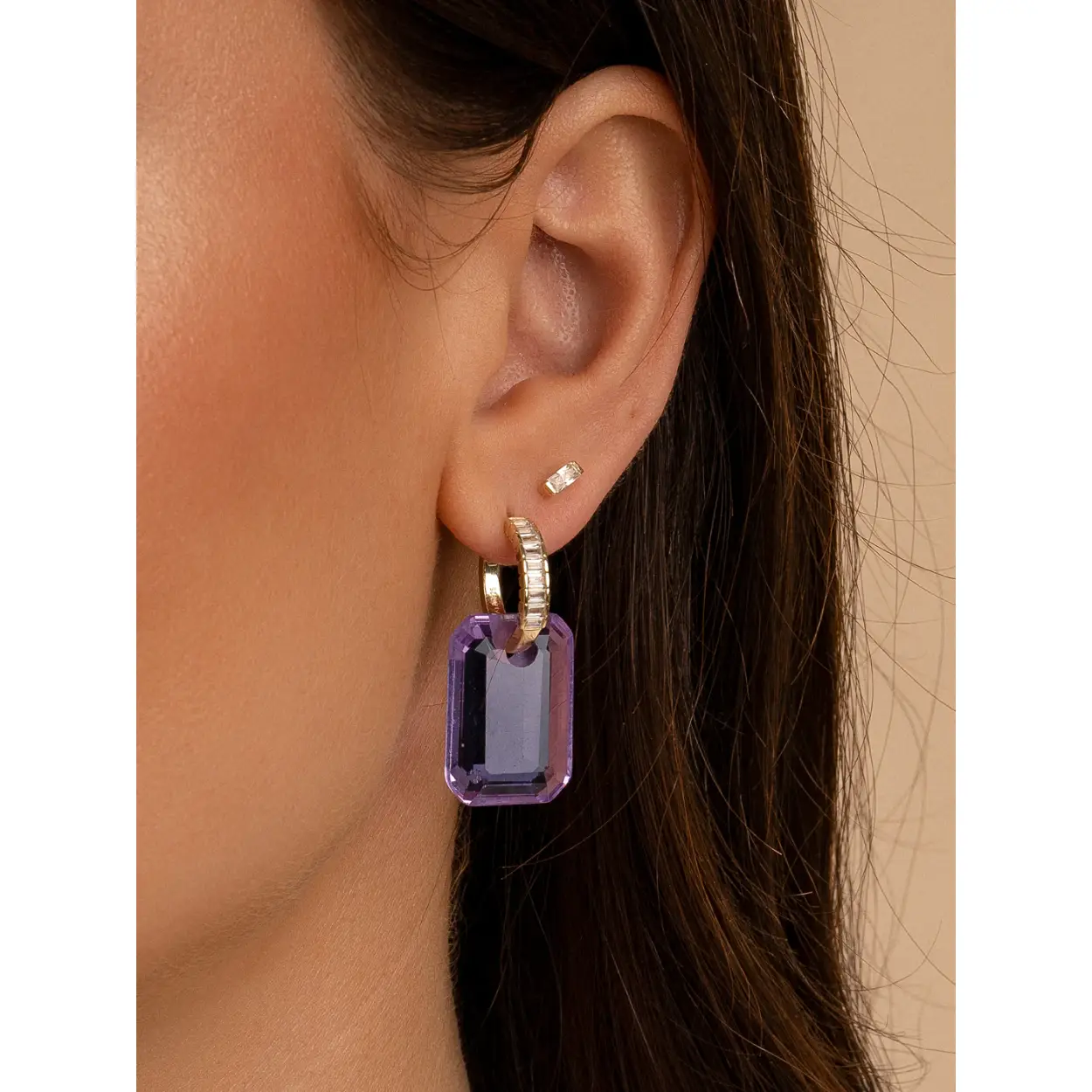 Deze oorstenen zijn rechthoeking van vorm en de randen zijn gefacetteerd. Draag deze Violet Quartz oorbel edelstenen aan jouw favoriete creool of oorsteker en maak jouw zomerse outfit compleet. Wil je helemaal uitpakken? Combineer deze oorstenen dan met de andere sieraden met Violet Quartz. 