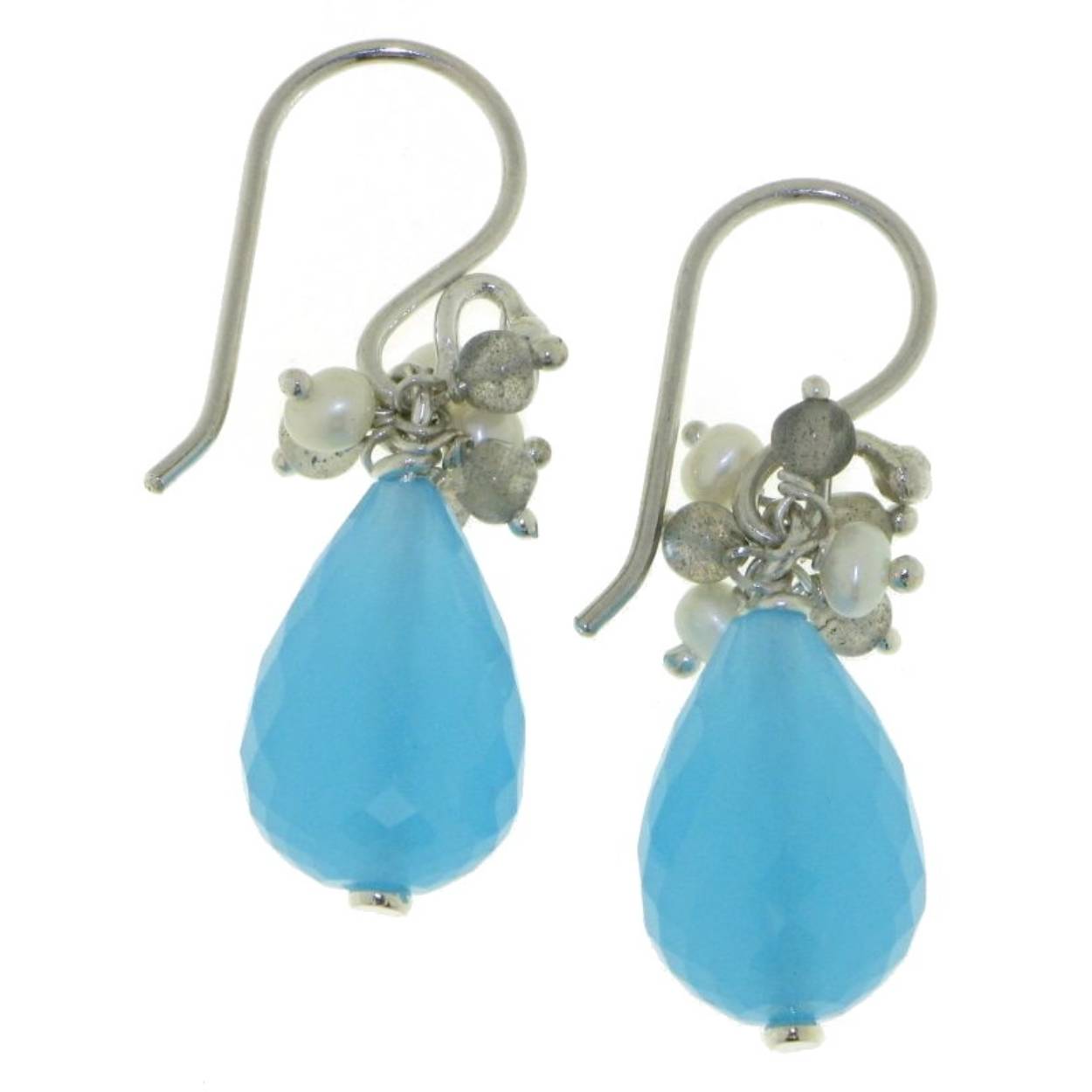 Zilveren oorhangers met gefaceteerde Aqua Calcedoon en pareltjes.